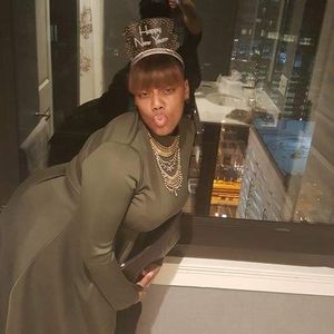 Meet your Posher, Mona